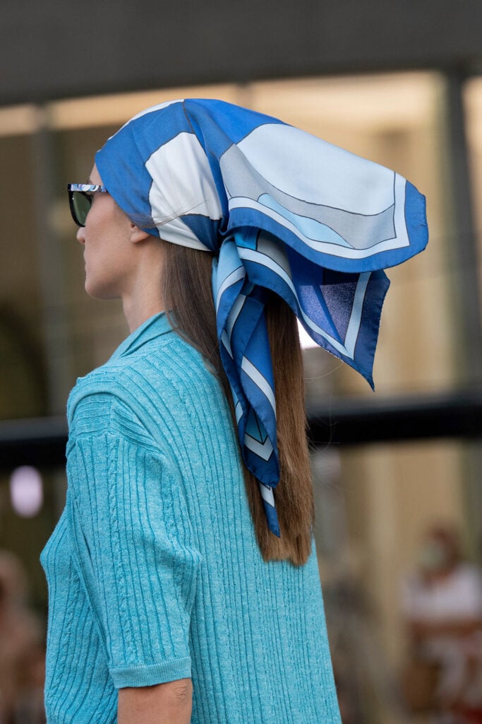Ragazza con foulard per proteggere i capelli e occhiali da sole
