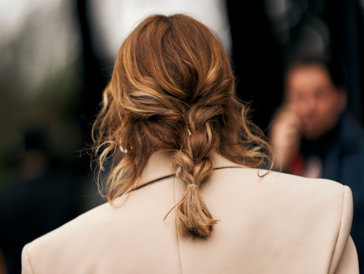 Perdi troppi capelli? Quando preoccuparsi davvero e che cosa fare