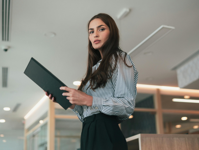 Ragazza lavoratrice: donne faticano a parlare al lavoro