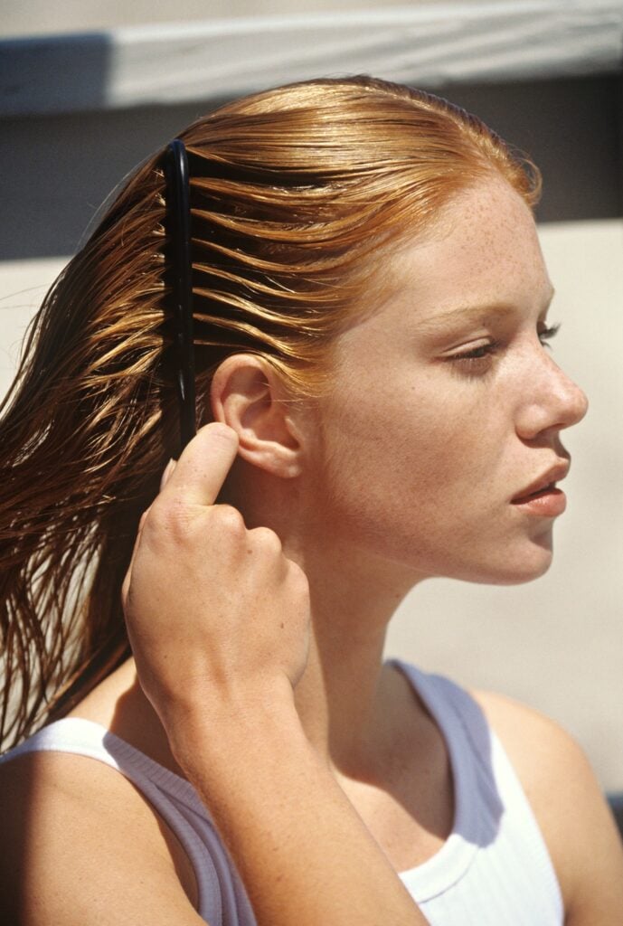 Ragazza si pettina i capelli sciolti