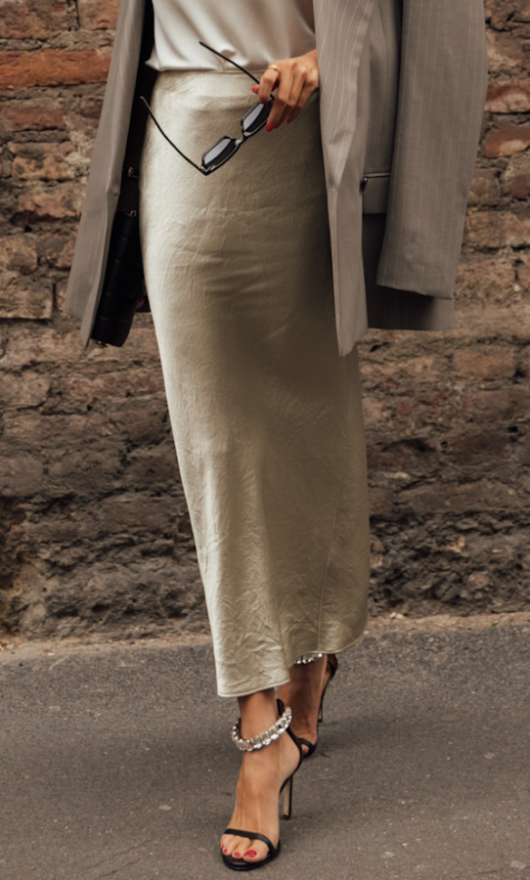 Come indossare la gonna di raso in 5 idee moda per i tuoi look