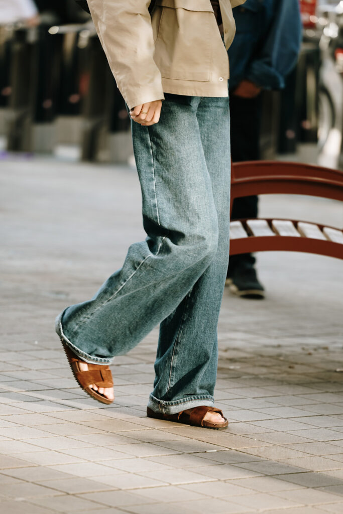 Come indossare i sandali con i jeans tendenza scarpe denim moda estate 2025