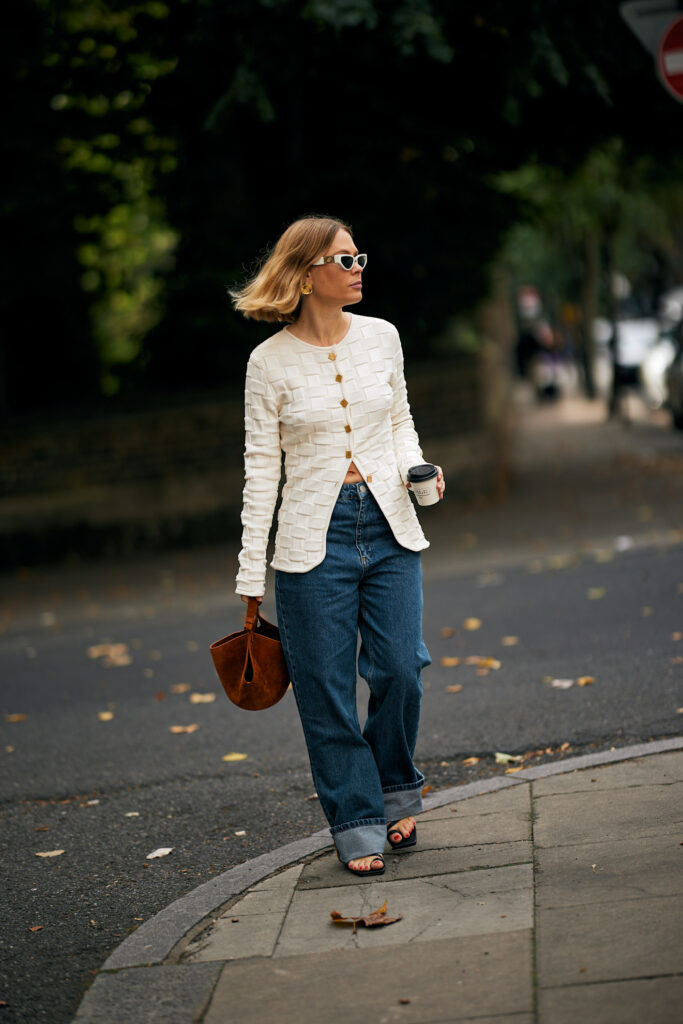 Come indossare i sandali con i jeans tendenza scarpe denim moda estate 2025