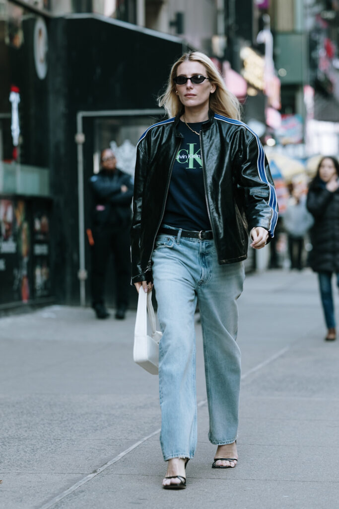 Come indossare i sandali con i jeans tendenza scarpe denim moda estate 2025
