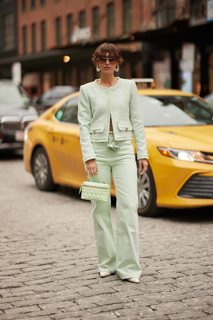 come indossare il latte e menta colore moda estate 2025