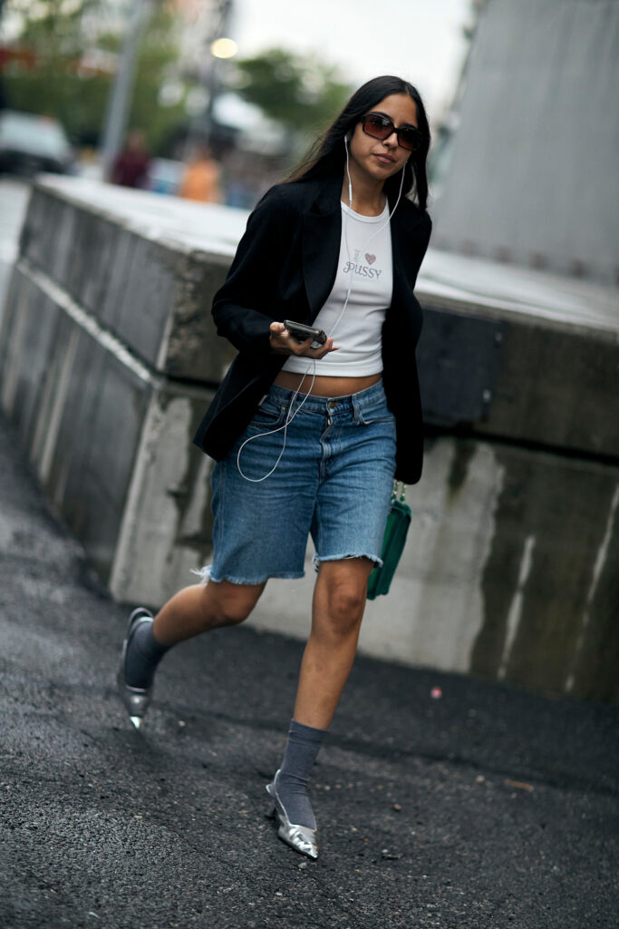 come abbinare i bermuda in denim moda estate 2025
