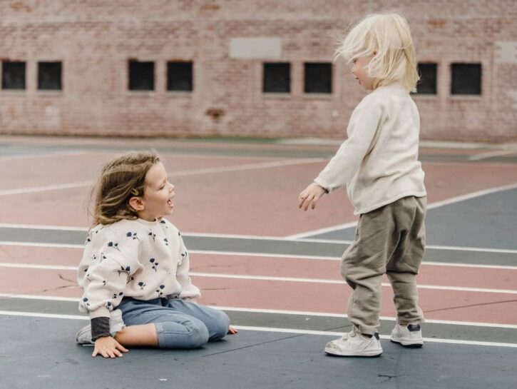 Una coppia perseguita i bambini del nido: siamo noi adulti a non tollerare la frustrazione