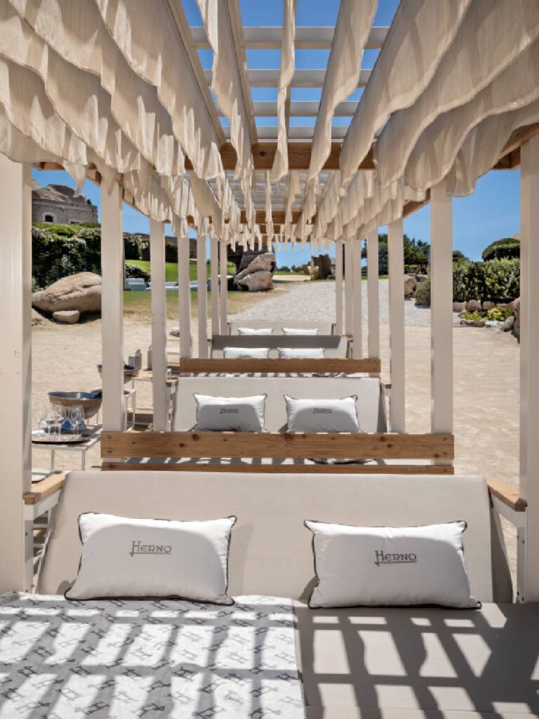 Tra i beach club più esclusivi d'Italia, Phi Beach che quest'estate collabora con Herno