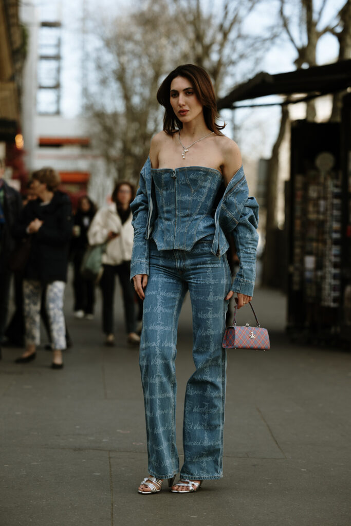 Come indossare i sandali con i jeans tendenza scarpe denim moda estate 2025
