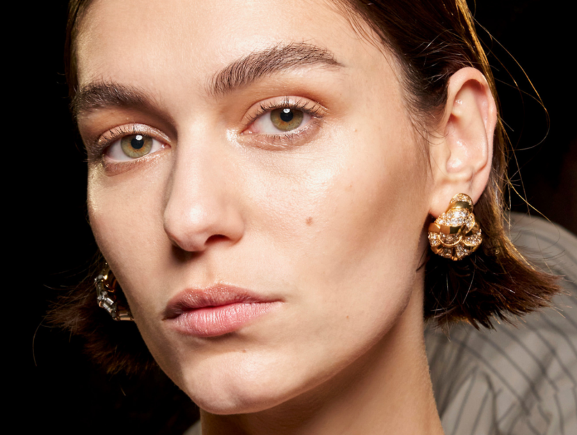 Pelle idratata con skincare con acido ialuronico