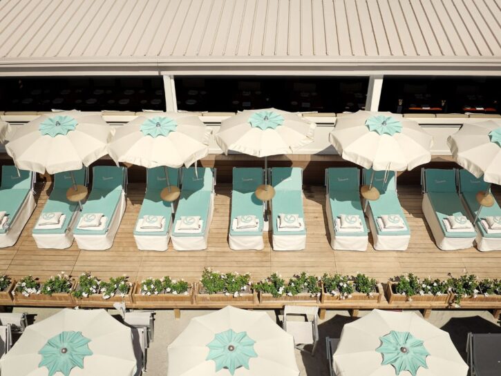 La moda veste i beach club più esclusivi della Penisola