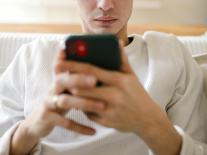 Spiare WhatsApp altrui è reato