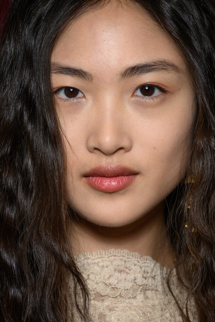 Viso luminoso di una ragazza orientale: effetto delle creme solari coreane