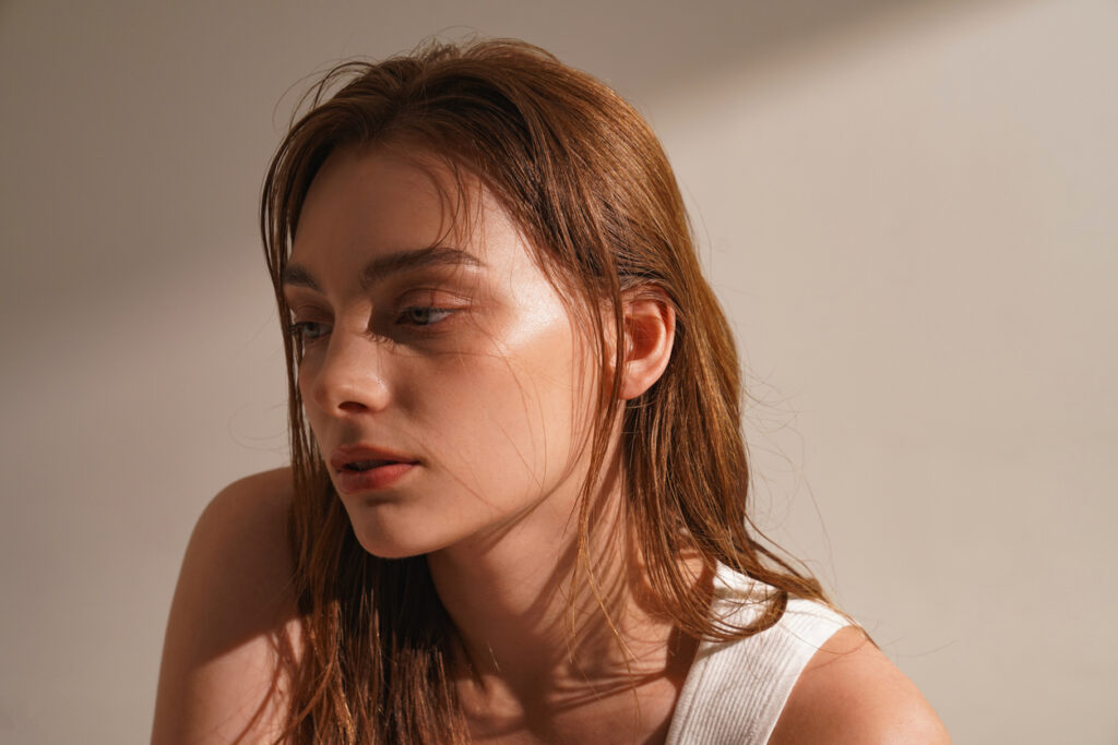 ragazza con viso pulito e capelli semi asciutti