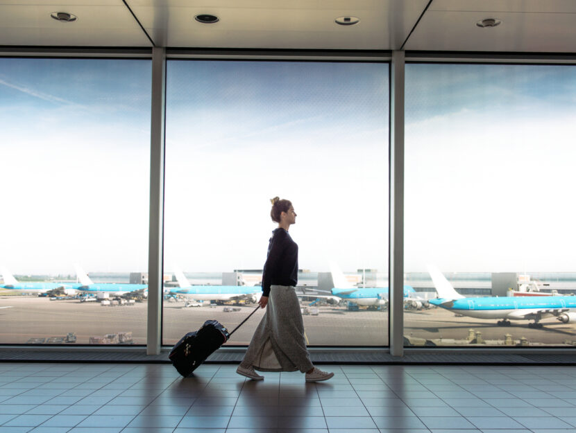 ragazza col suo bagaglio sta per salire sull'aereo