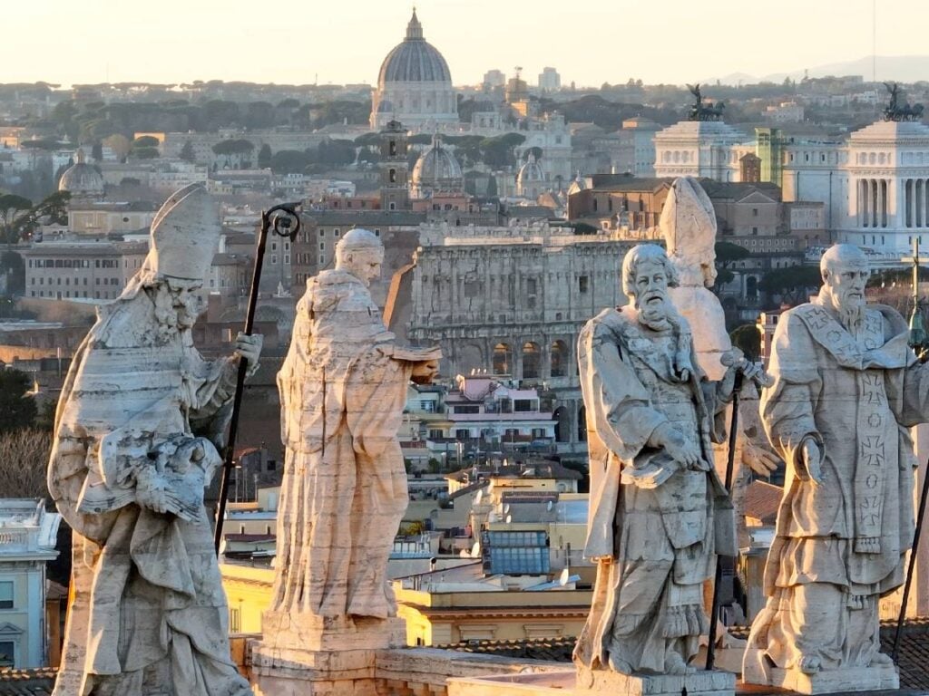 Roma, le statue disposte sulla balaustra lungo il perimetro della facciata di San Giovanni in Laterano. tour roma giubileo