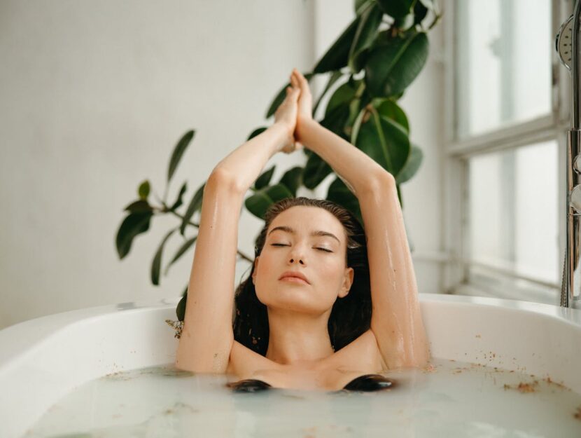 ragazza si rilassa nella vasca da bagno