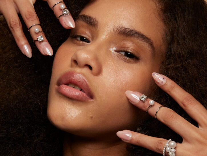 Coconut nails: la manicure virale sui social che esalta l'abbronzatura estiva
