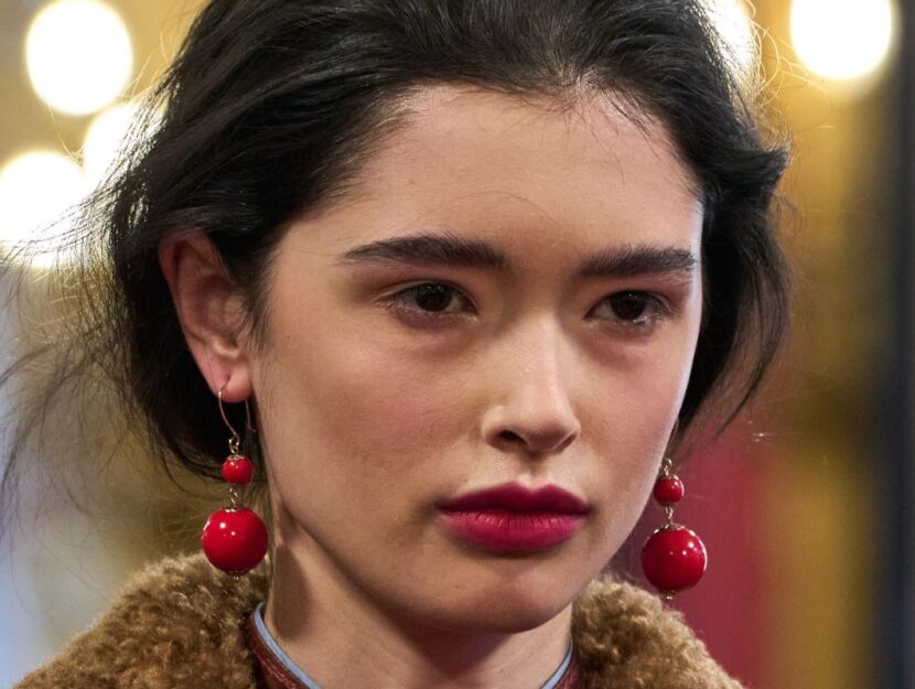 modella con orecchini grandi rossi e rossetto rosso