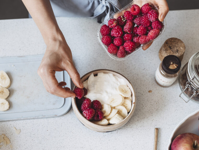 ciotola con yogurt e frutta