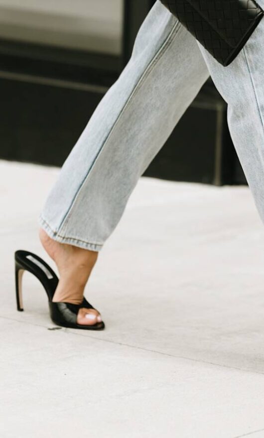 Come indossare i sandali con i jeans? 5 idee per i tuoi look