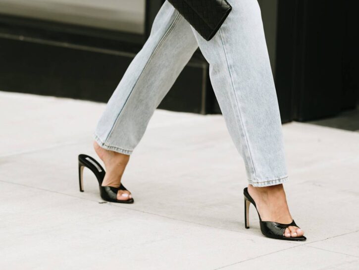Come indossare i sandali con i jeans? 5 idee per i tuoi look