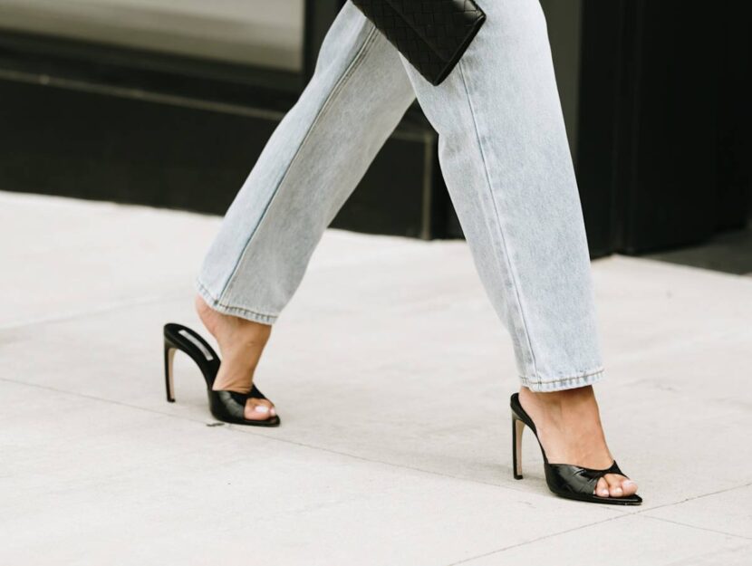 Come indossare i sandali con i jeans tendenza scarpe denim moda estate 2025