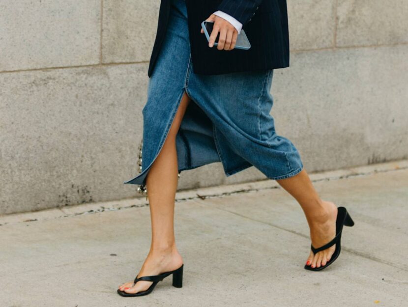 Come indossare i sandali con la gonna tendenza moda estate 2025