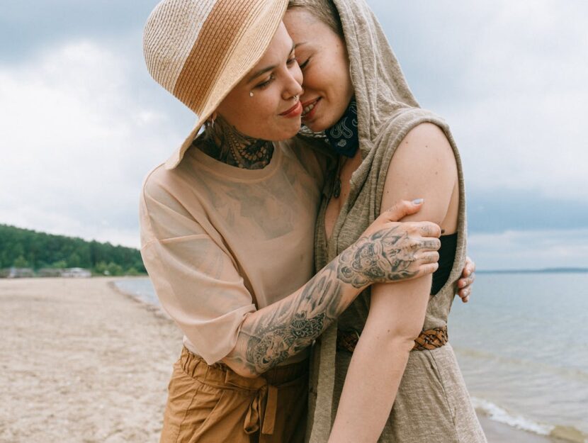 coppia di ragazze che si abbraccia sulla spiaggia