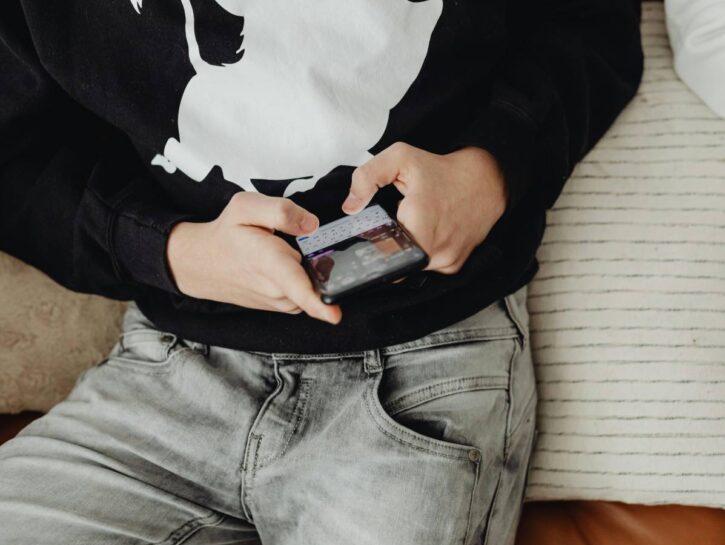 Aumentano le crisi di astinenza da smartphone tra i giovani