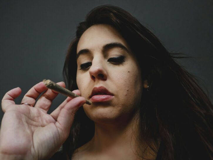 Cannabis e sostanze psicoattive, i dati delle dipendenze fra i giovani