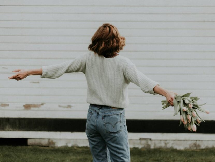 donna con fiori felici a 50 anni
