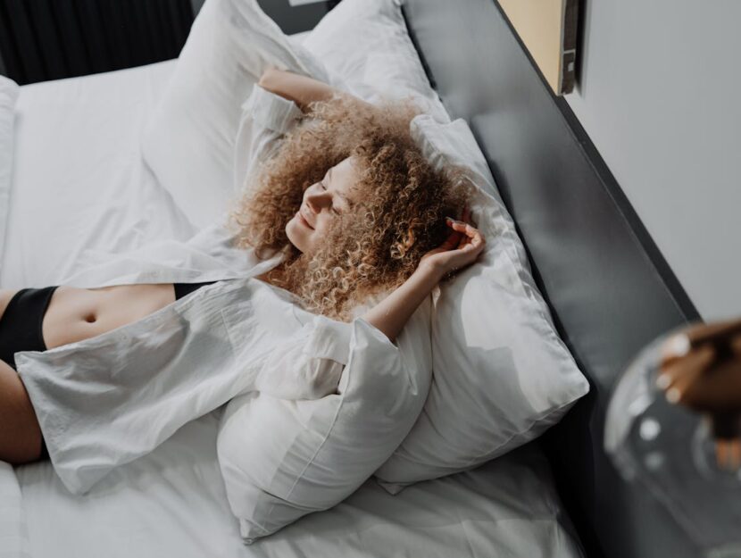 ragazza sul letto prima di dormire coi capelli sciolti
