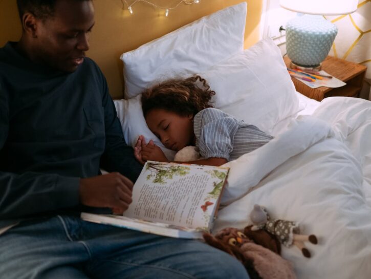 Leggere ai figli non è più un piacere: cala l'entusiasmo dei genitori