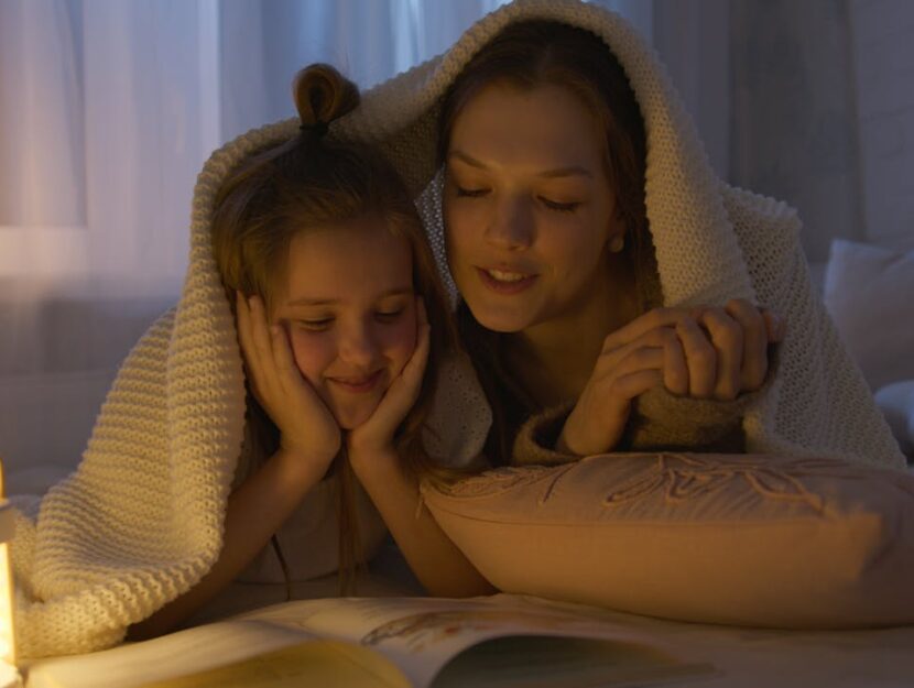 mamma che legge al figlio