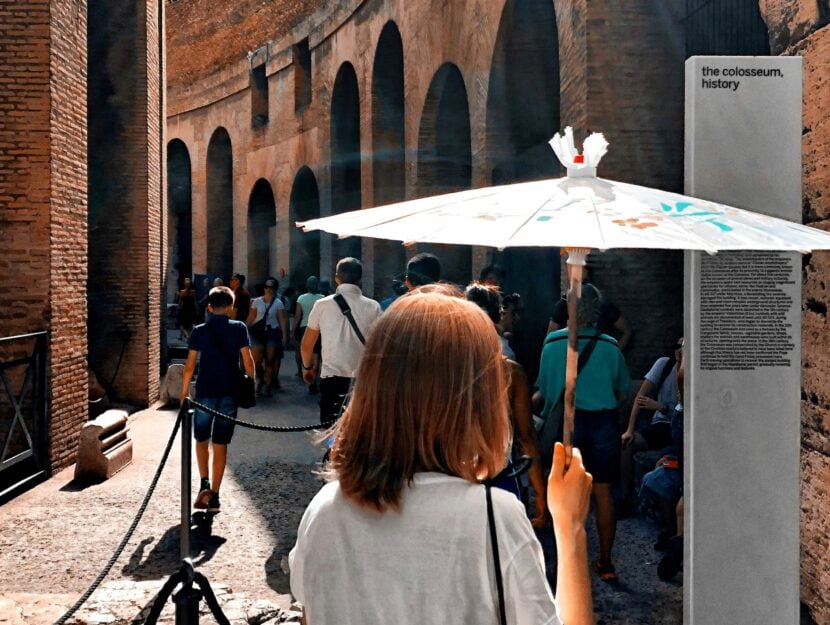 Ragazza di spalle all'entrata del colosseo in Italia