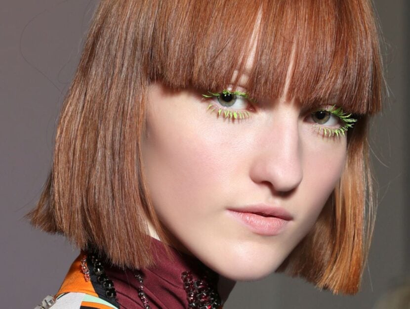 ragazza con mascara verde