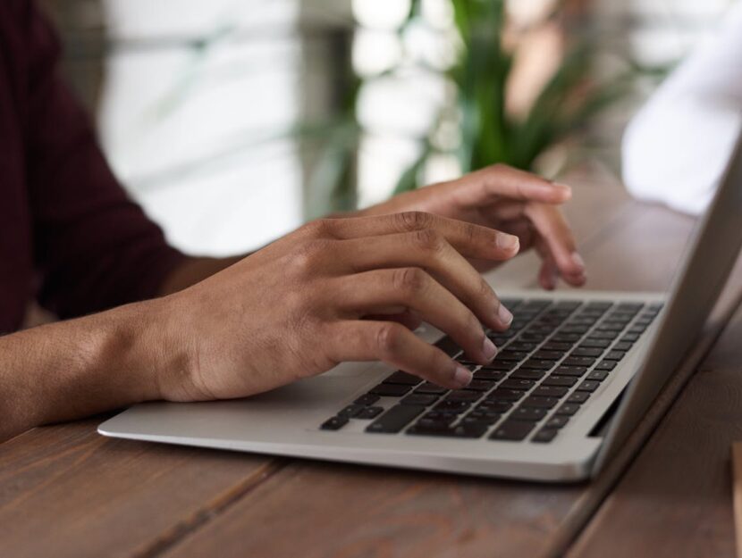 persona che scrive al computer