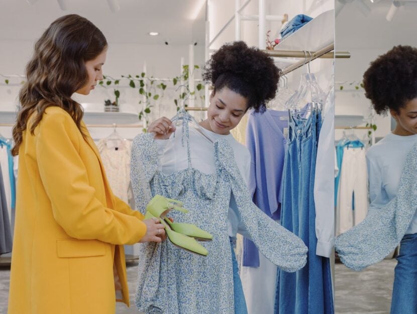 Donne che fanno shopping