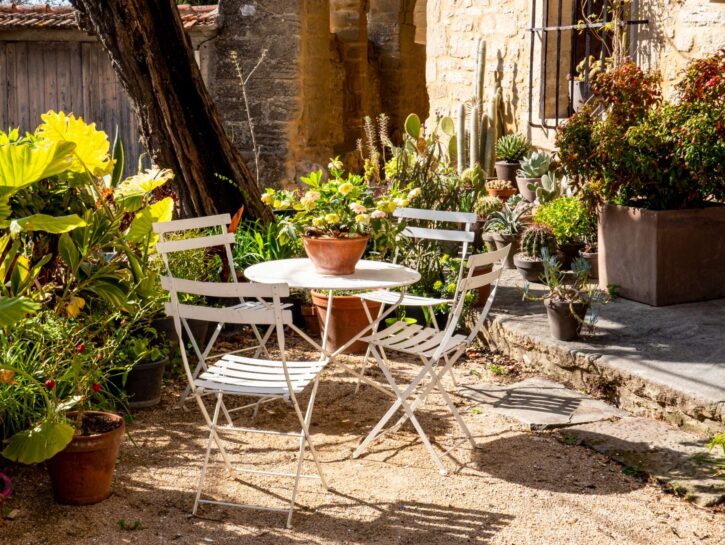 Come utilizzare il riciclo creativo per decorare il giardino