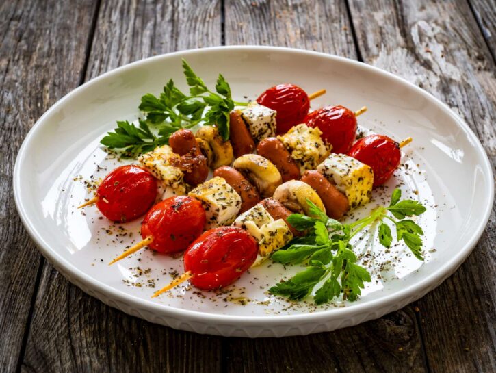 Spiedini di feta e verdure: la ricetta estiva
