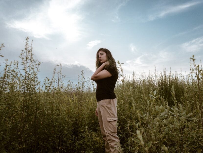 ragazza in un campo