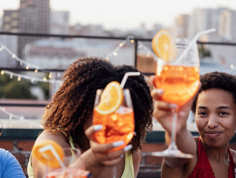 persone che bevono uno spritz