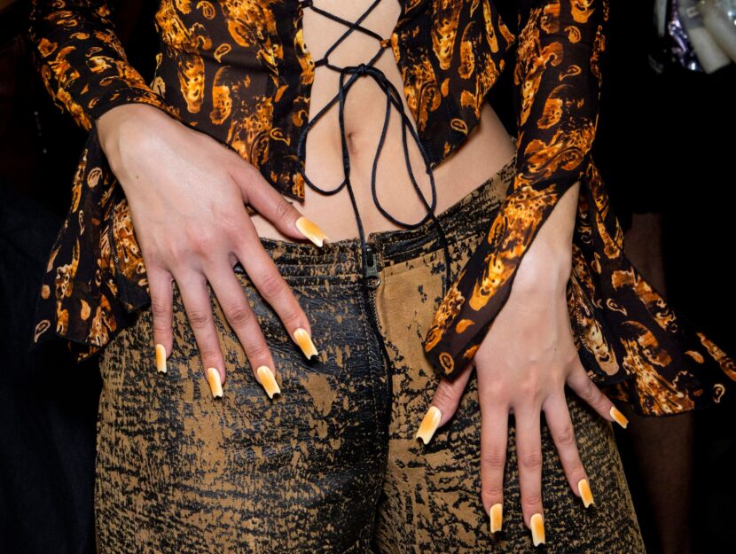 modella con unghie giallo limone
