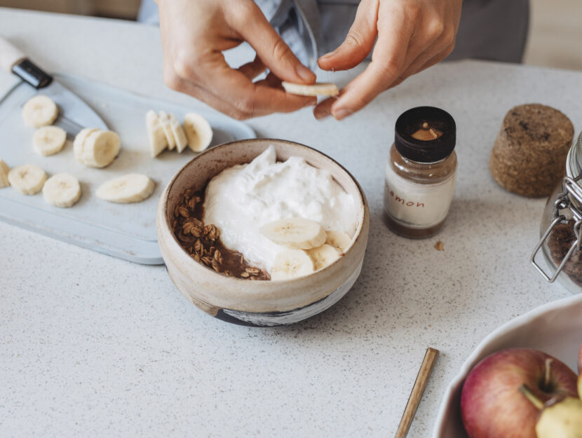 ciotola con fiocchi di avena e yogurt