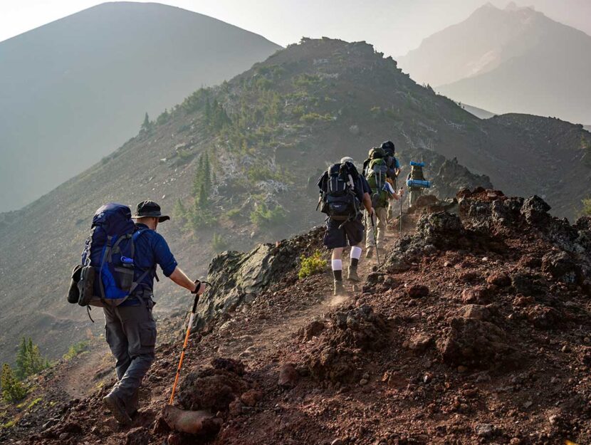 Escursionisti su sentiero di montagna