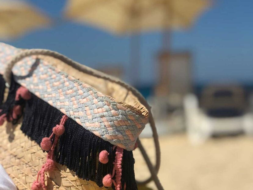 Borsa incustodita in spiaggia