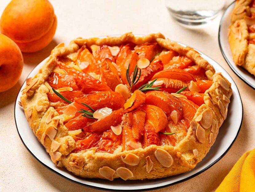 Crostata rustica di albicocche con rosmarino e miele