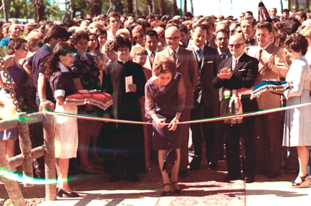 2. 1975_Gardaland 19 luglio 1975 taglio nastro -> 50 anni dopo