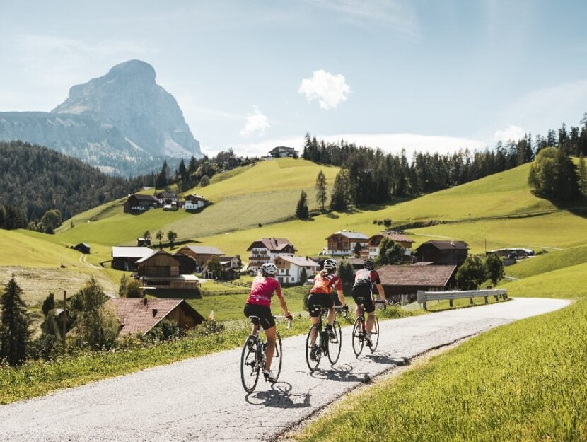 In bici da corsa lungo un tracciato nella regione turistica di San Vigilio Dolomites.